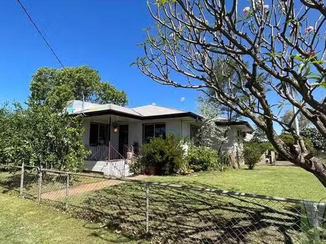 Cozy 3 BR 172 Fourth Avenue, Happy Valley, QLD 4825