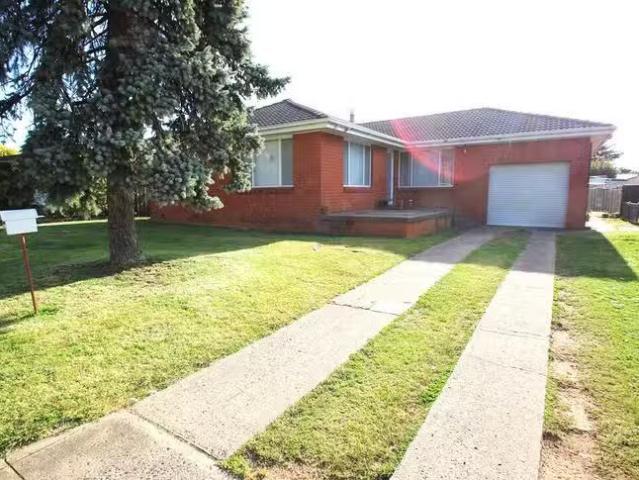 Unique 3 BR 19 Mangowa Close, Orange, NSW 2800