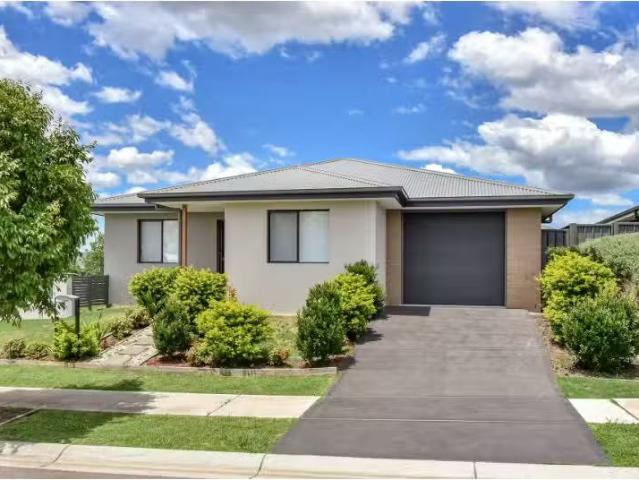 Unique 3 BR 1 Corymbia Circuit, Heddon Greta House for rent L.
