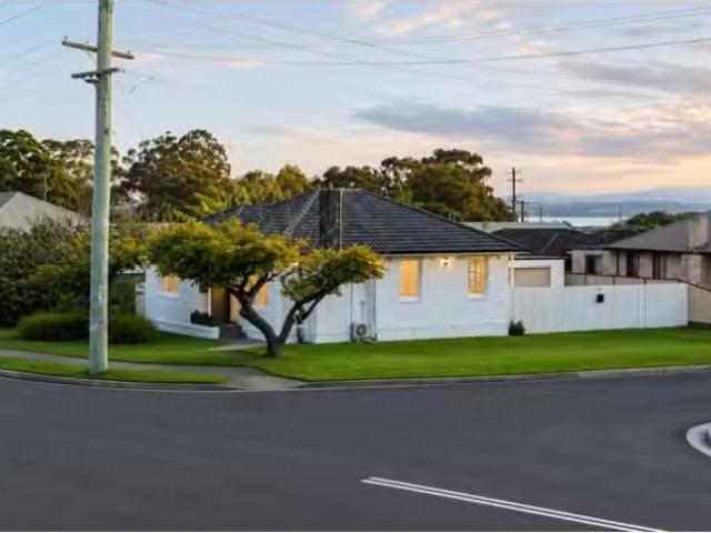 Deal! 3 BR 1 Massey Street, BERKELEY House for rent Listed by.