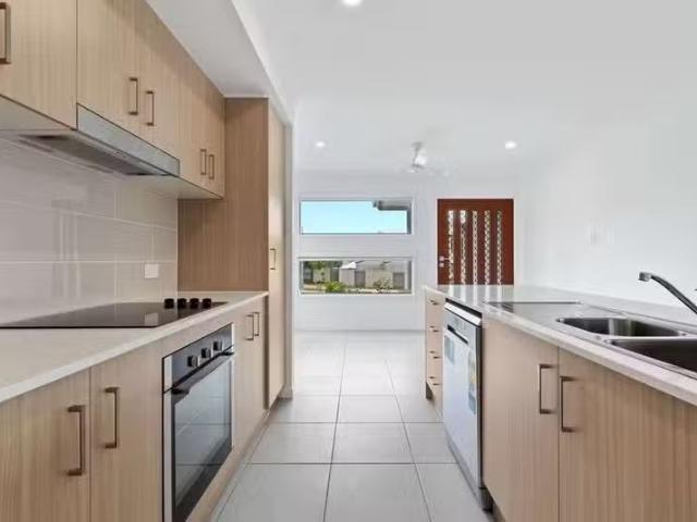 Cozy 3 BR 2/10 Mallee Street, PEREGIAN SPRINGS, QLD 4573 Hou.