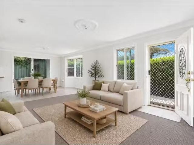 Just in! 3 BR 2/27 29 New Dapto Road, Wollongong Townhouse for.