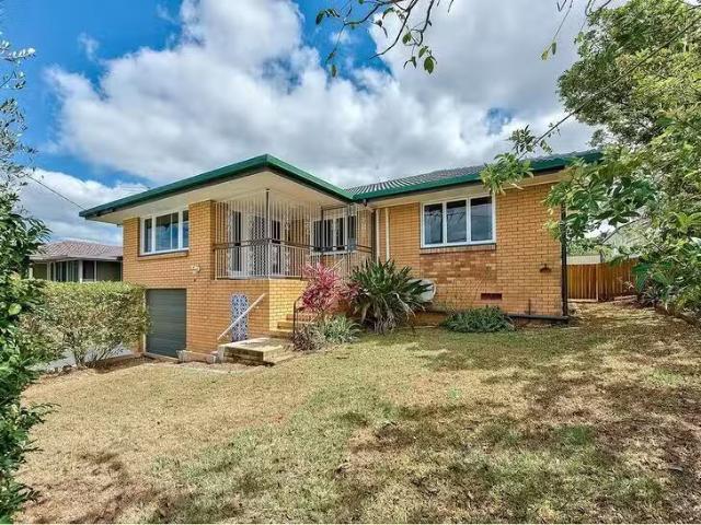 Charming 3 BR 220 Broadwater Road, Mansfield, QLD 4122