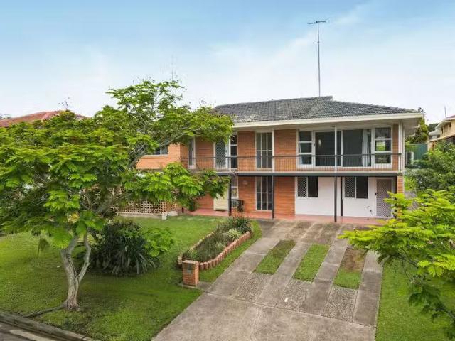 Charming 3 BR 22B Crestgarden Street, MACGREGOR, QLD 4109 Fl.
