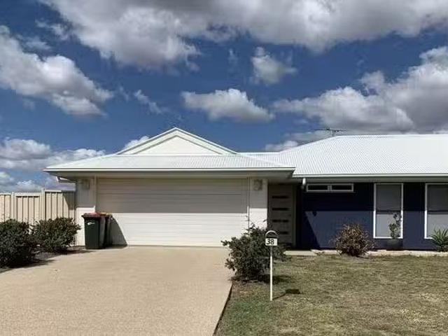 Cozy 3 BR 2/38 Lakeside Drive, Emerald, QLD 4720