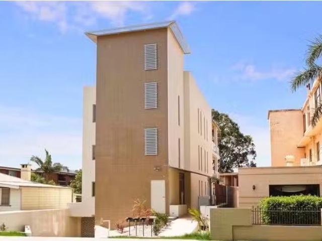 New 3 BR 2/32 Bourke Street, North Wollongong Apartment for re.