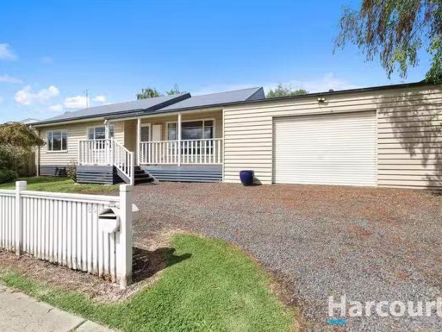 Unique 3 BR 256 Sutton Street, WARRAGUL, VIC 3820 House for.