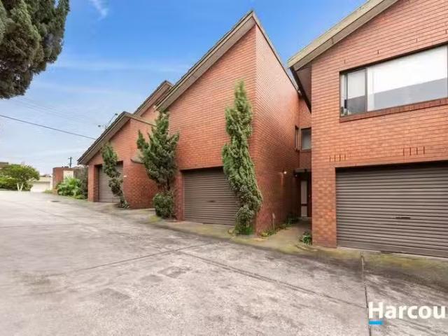 Unique 3 BR 2/76 Williamsons Road, DONCASTER, VIC 3108 Townh.