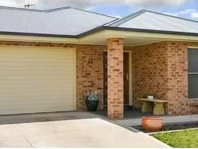 Rental! 3 BR 2 Gibsone Drive, KELSO House for rent Listed by.