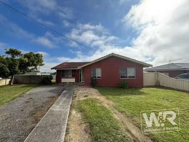 For Rent! 3 BR 2 Lennard Street, Orana, WA 6330