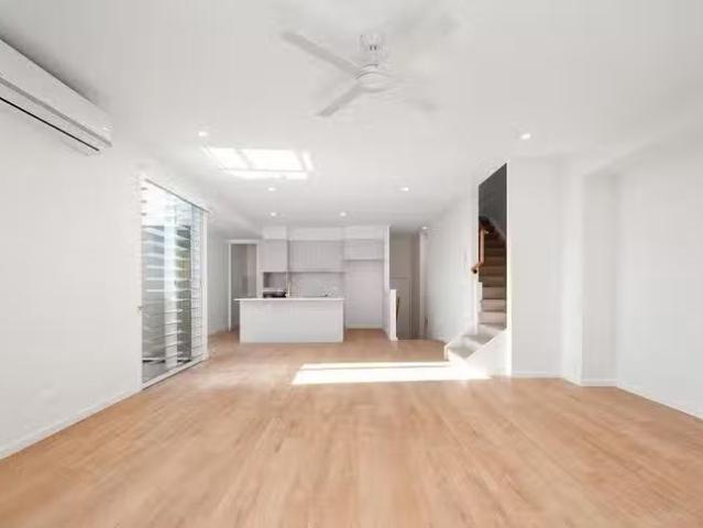 Cozy 3 BR 3/20 Headfort Street, Greenslopes, QLD 4120