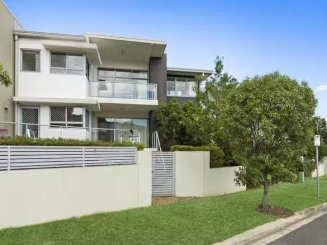 Nice 3 BR 32/137 Scottsdale Drive, Robina, QLD 4226 Unit for.