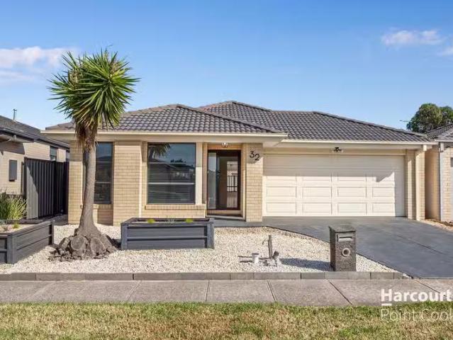 Just in! 3 BR 32 Regal Road, POINT COOK, VIC 3030 House for.