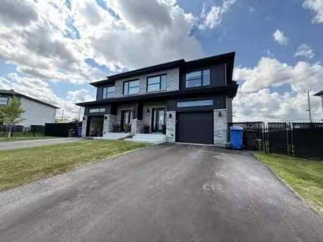For Rent! 3 BR 343 Rue Claude Léveillée, Vaudreuil Dorion, QC.
