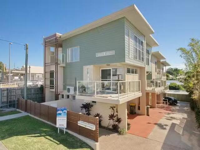 Deal! 3 BR 3/57 Yamboyna Street, Manly, QLD 4179