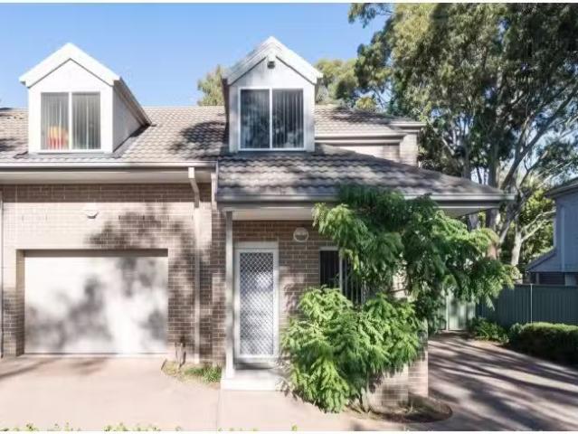 Deal! 3 BR 4/130 Parker Street, KINGSWOOD Townhouse for rent.