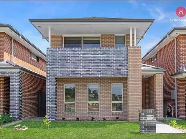 Charming 3 BR 43 Southern Cross Drive, MIDDLETON GRANGE House.