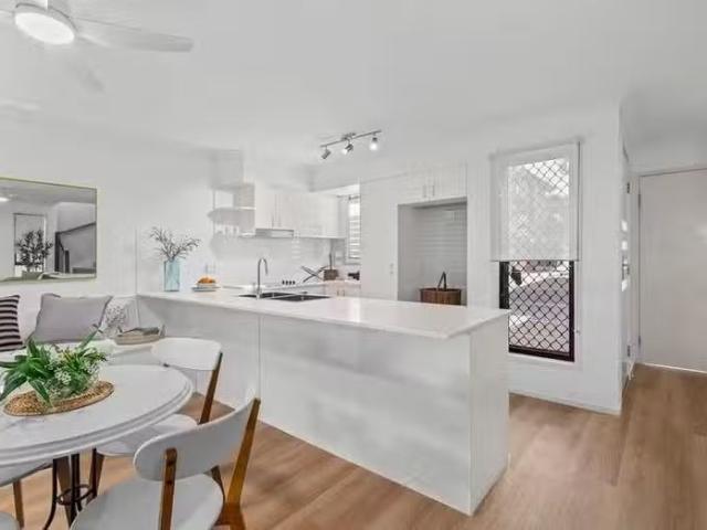 Just in! 3 BR 4/5 Seabrook Street, KEDRON, QLD 4031 Townhous.