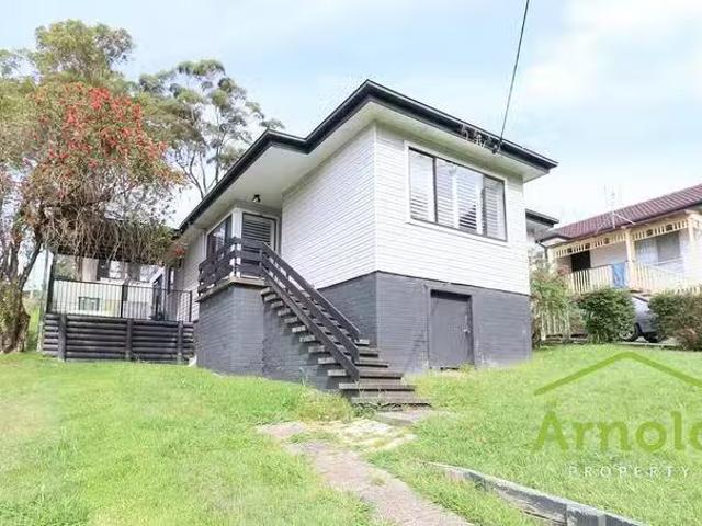 For Rent! 3 BR 47 Elizabeth Street, Floraville, NSW 2280