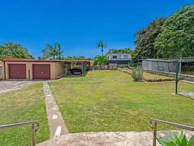 Charming 3 BR 49 Turpin Road, Labrador, QLD 4215
