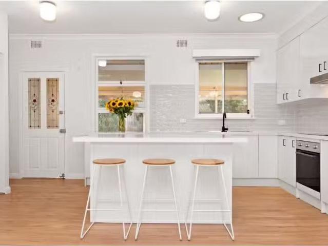 Nice 3 BR 52 Lucas Crescent, Adamstown Heights House for rent.