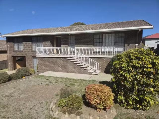 Charming 3 BR 54 Bent Street, COOMA House for rent Listed by.