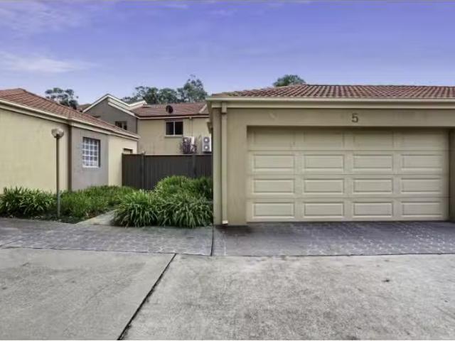 Just in! 3 BR 5/60 Bolderwood Street, Turner Townhouse for ren.