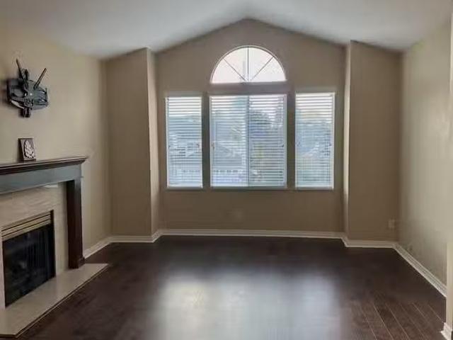 Cozy 3 BR 59083602 15727 102 Avenue