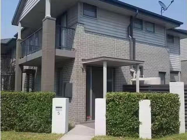 Rental! 3 BR 5 Cricketers Avenue, PENRITH Townhouse for rent.