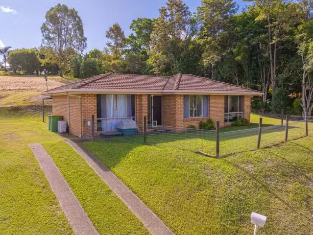 Nice 3 BR 5 Lasiandra Drive, SOUTHSIDE, QLD 4570 House for R.