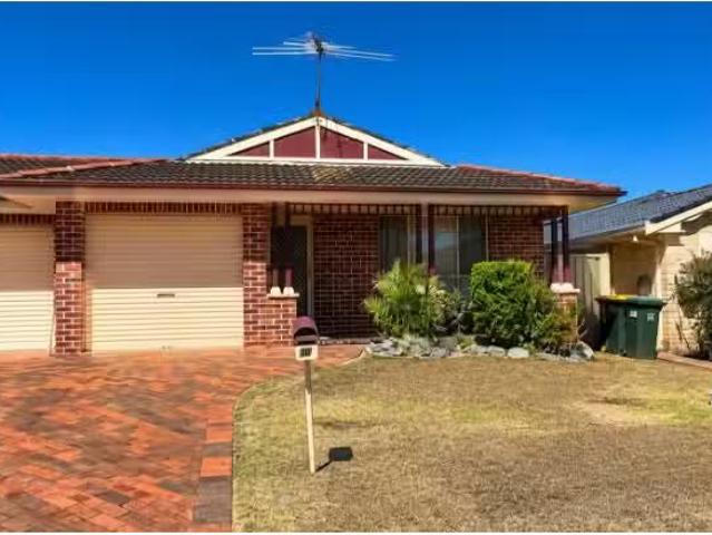 Nice 3 BR 5B Azalea Place, Macquarie Fields Townhouse for rent.