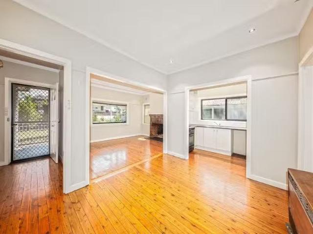 Nice 3 BR 643 Victoria Road, Ermington House for rent Listed.