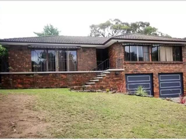 Unique 3 BR 6 Conjola Crescent, LEUMEAH House for rent Listed.