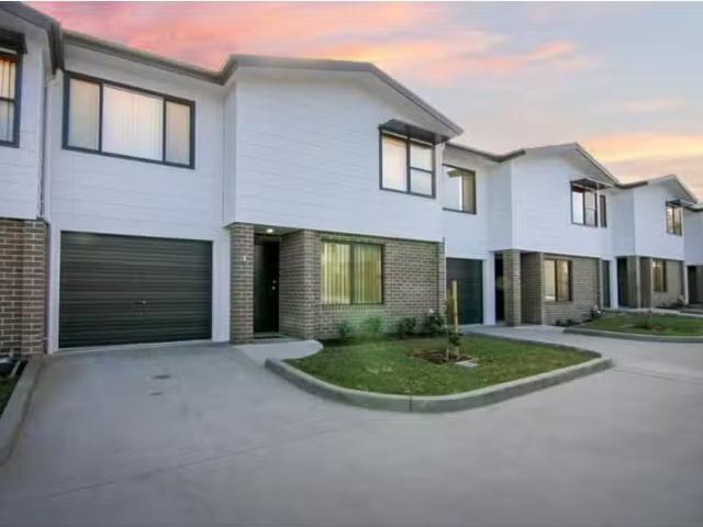 Cheap 3 BR 7/43 Mawson Street, Shortland Townhouse for rent L.
