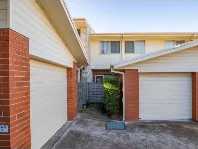 Deal! 3 BR 8/112 Chelmsford Drive, Metford Apartment for rent.
