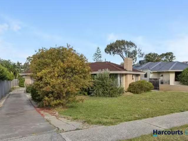 Nice 3 BR 84 Brompton Road, WEMBLEY DOWNS, WA 6019 House Lea.