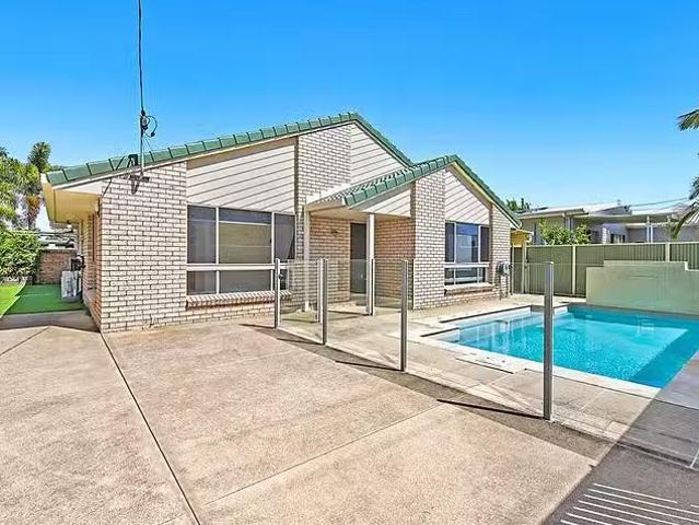 Deal! 3 BR 92 Stradbroke Street, Runaway Bay, QLD 4216