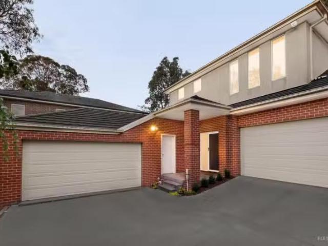 Deal! 3 BR 9/5 7 Casella Street, Mitcham VIC 3132 Townhouse.