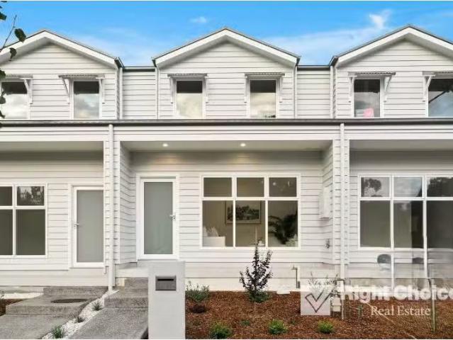 Just in! 3 BR 95 Broughton Avenue, Tullimbar Townhouse for ren.