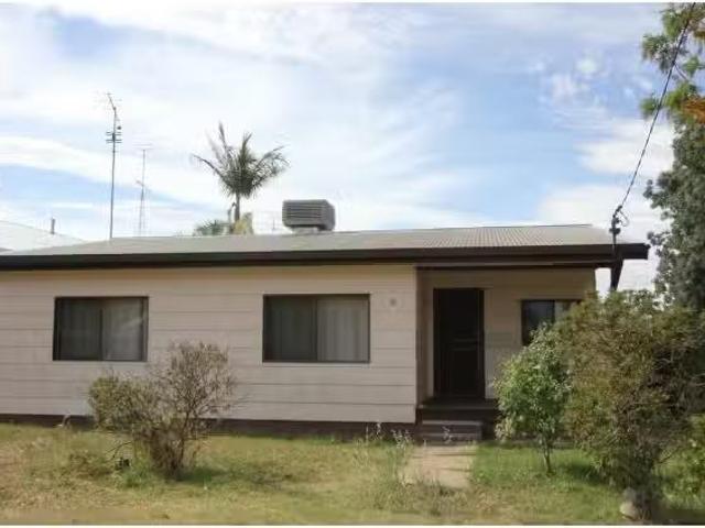 For Rent! 3 BR 9 Roslyn St, Narrandera House for rent Listed.