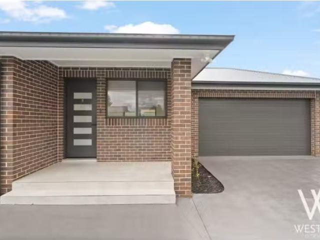 Deal! 3 BR B/34 Rocket Street, South Bathurst Apartment for re.