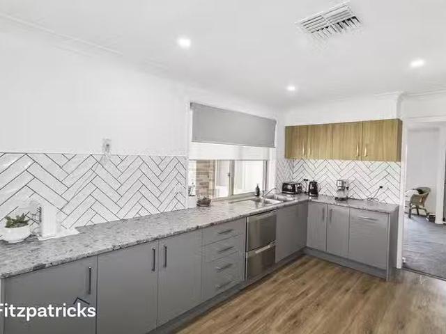Unique 3 Kimba Drive, Glenfield Park, NSW 2650