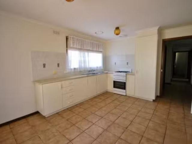 For Rent! 3 Ruffy Drive, Cranbourne VIC 3977 House For Lease