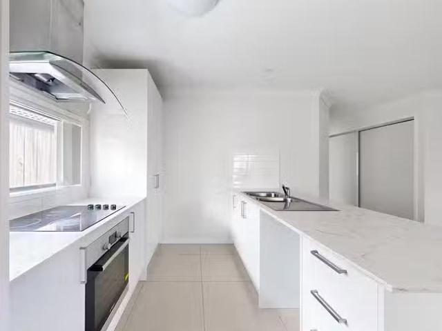 Rental! 3A Vivienne Way, Marsden, QLD 4132