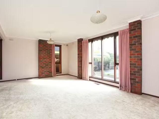 Deal! 446 Burwood Highway, VERMONT SOUTH, VIC 3133 House for.