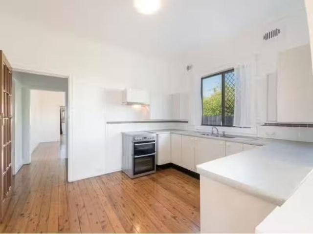 Deal! 448 Glebe Road, Hamilton South House for rent Listed by.