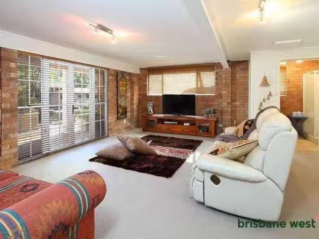 Cozy 44 Goolman Street, Chapel Hill, QLD 4069