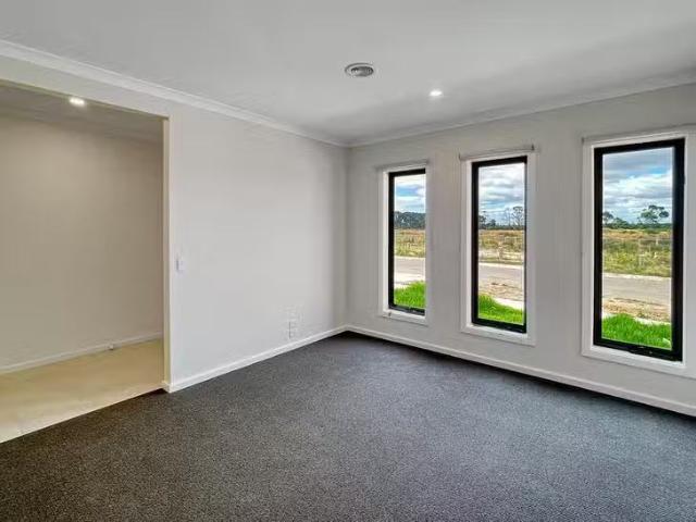 Deal! 44 Juniperina Circuit, Wallan, VIC 3756