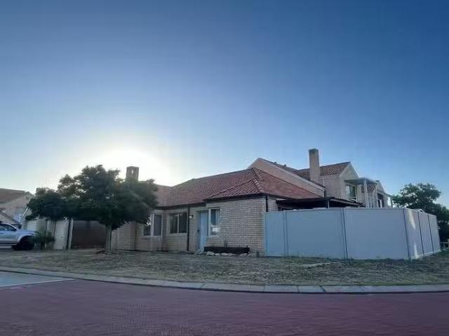 Deal! 44 Lakefront Circle, The Vines, WA 6069
