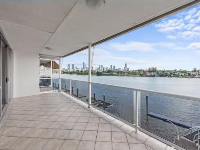 Just in! 4/52 Wynnum Road, Norman Park Apartment for rent Lis.